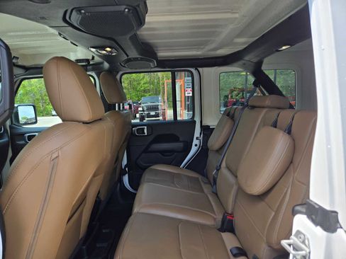 Used 2023 Jeep Wrangler Unlimited Sahara w/ Cold Weather Group AWD/4WD image 17