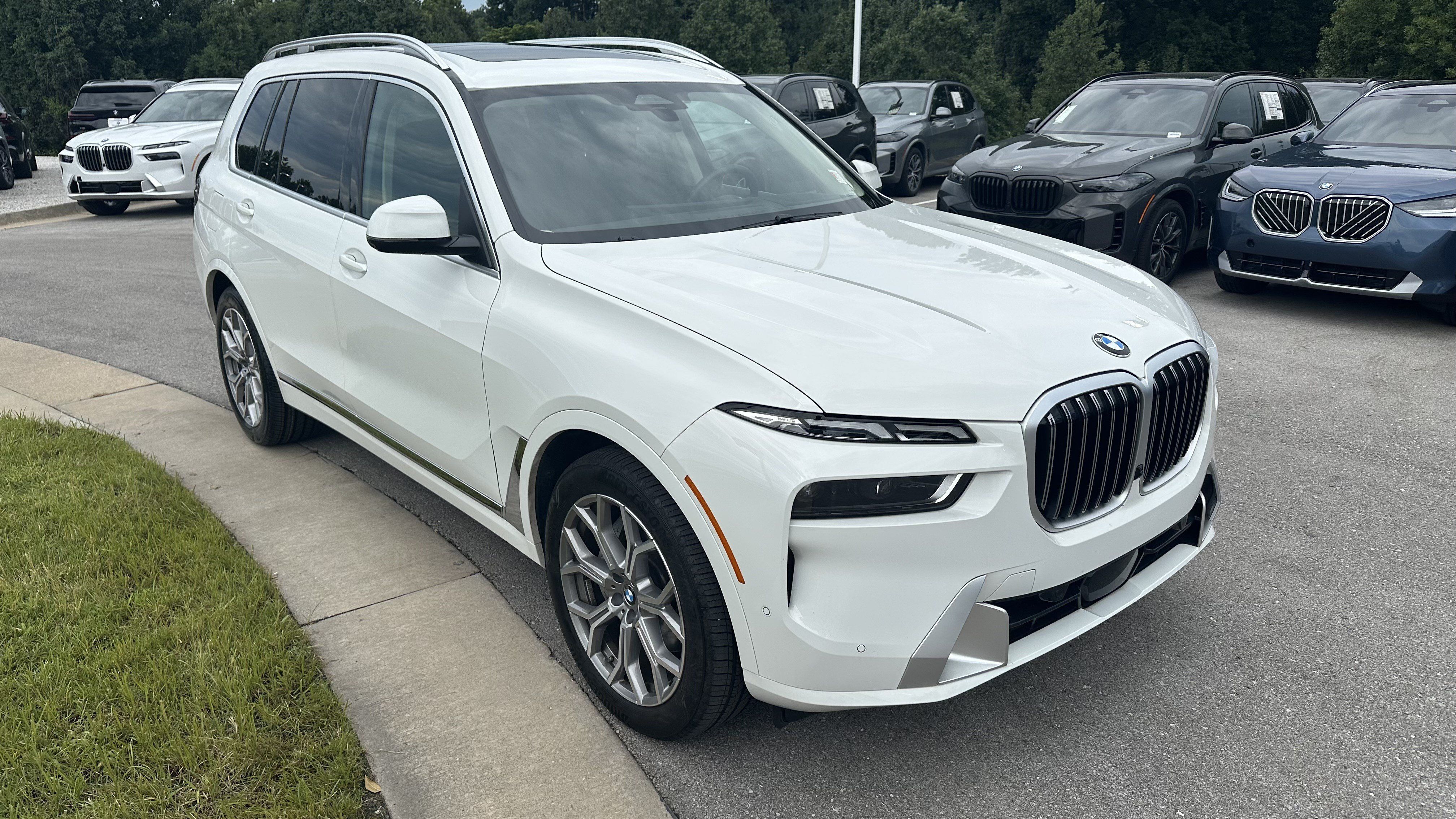 Certified 2026 BMW X7 xDrive40i AWD/4WD image 2