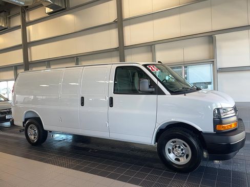 Used 2025 Chevrolet Express 3500 Extended w/ Driver Convenience Package RWD image 8