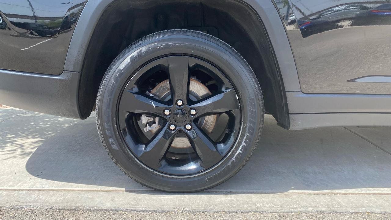 Used 2023 Jeep Grand Cherokee L Laredo AWD/4WD image 4