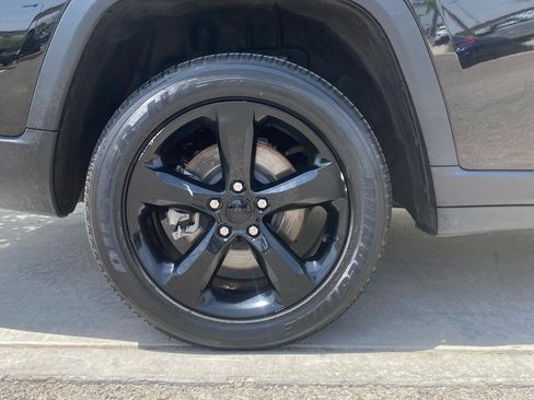 Used 2023 Jeep Grand Cherokee L Laredo AWD/4WD image 4
