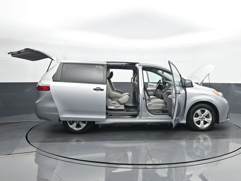 Used 2020 Toyota Sienna L image 26