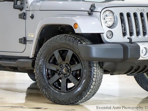 Used 2015 Jeep Wrangler Unlimited Sahara w/ Dual Top Group AWD/4WD image 3