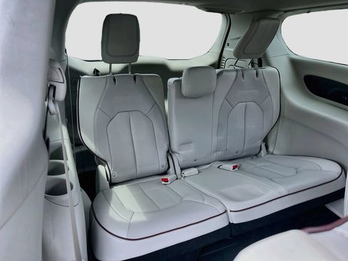 Used 2017 Chrysler Pacifica Limited FWD image 25