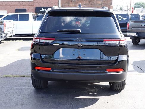 Used 2024 Jeep Grand Cherokee Altitude AWD/4WD image 9
