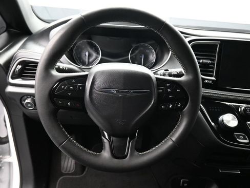 Used 2024 Chrysler Pacifica Touring image 14