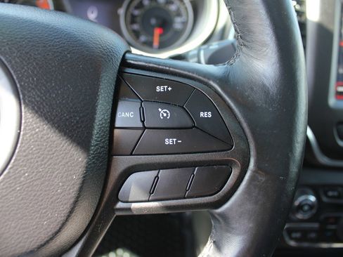 Used 2019 Jeep Cherokee Trailhawk w/ Comfort/Convenience Group AWD/4WD image 13