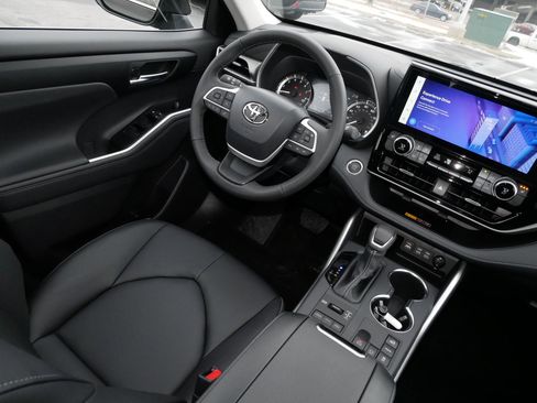 Certified 2026 Toyota Highlander XLE image 9