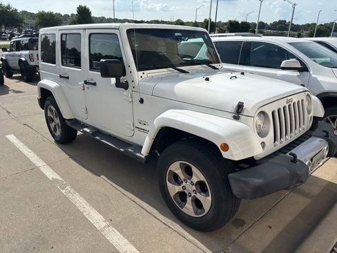 Used 2017 Jeep Wrangler Unlimited Sahara w/ Connectivity Group AWD/4WD image 19