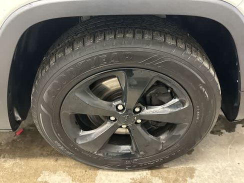 Used 2016 Jeep Cherokee Latitude w/ Cold Weather Group AWD/4WD image 5