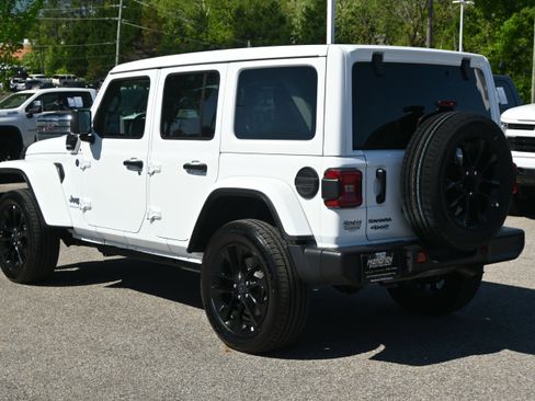 Used 2025 Jeep Wrangler Sahara w/ Safety Group image 12