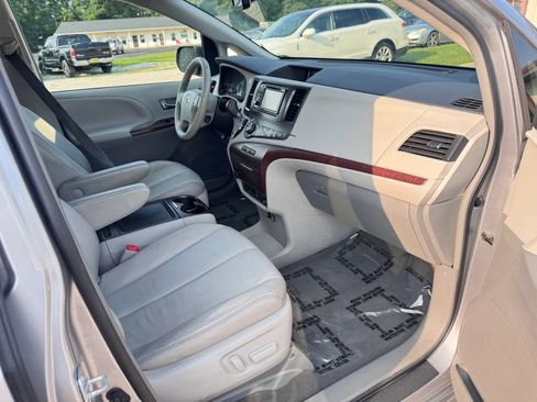 Used 2013 Toyota Sienna XLE w/ Entertainment Pkg FWD image 24