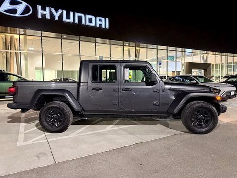 Used 2021 Jeep Gladiator Sport image 5