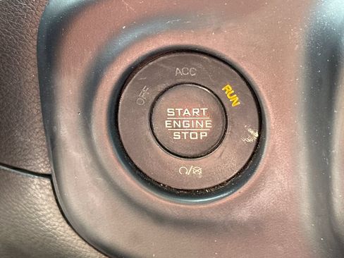 Used 2022 Jeep Wrangler Unlimited Sahara AWD/4WD image 32