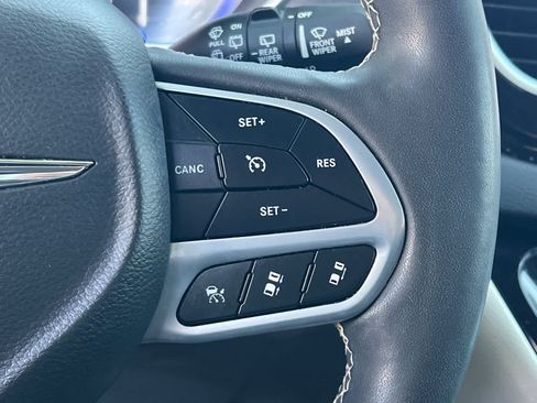 Used 2024 Chrysler Pacifica Touring-L FWD image 30