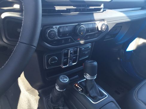 Used 2025 Jeep Gladiator Sport w/ Premium Package image 19