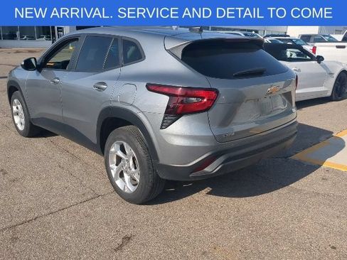 Used 2024 Chevrolet Trax LS w/ LS Convenience Package FWD image 4