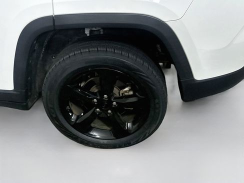 Used 2023 Jeep Grand Cherokee Altitude RWD image 11