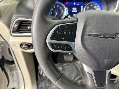 Used 2023 Chrysler Pacifica Touring-L FWD image 11