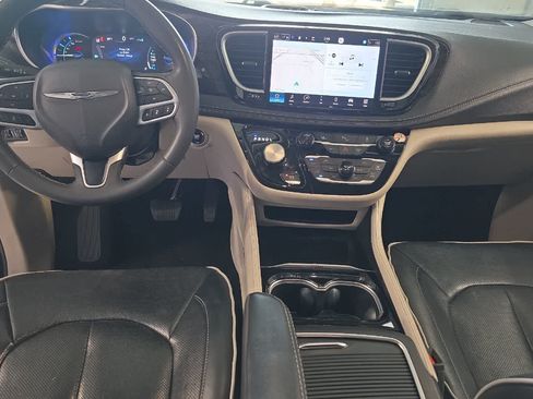 Used 2023 Chrysler Pacifica Limited FWD image 4