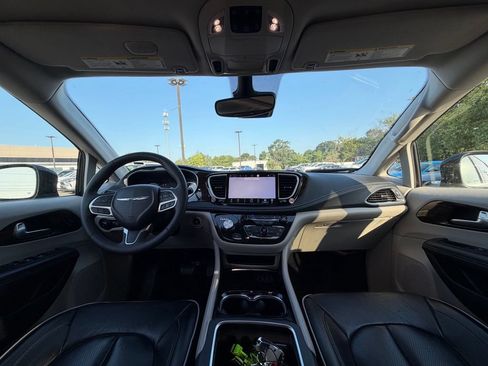 Used 2023 Chrysler Pacifica Limited FWD image 29