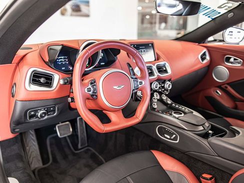 Used 2023 Aston Martin V8 Vantage Coupe RWD image 17