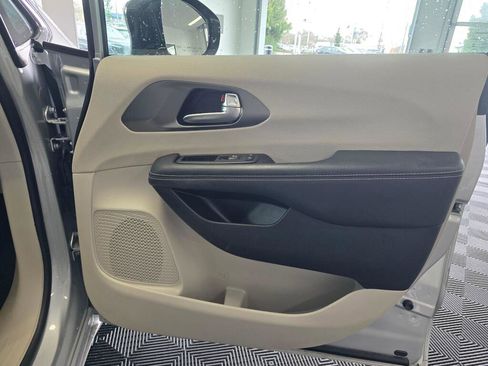 Used 2024 Chrysler Pacifica Touring-L image 42