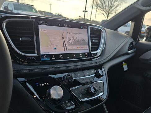 New 2026 Chrysler Pacifica Limited image 25