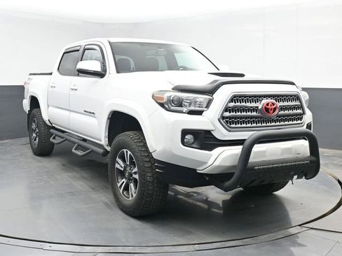 Used 2016 Toyota Tacoma TRD Sport w/ Premium & Technology Package image 2