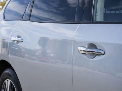 Used 2017 Nissan Pathfinder S image 12