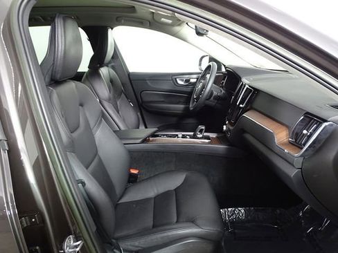 Used 2023 Volvo XC60 B5 Plus image 24