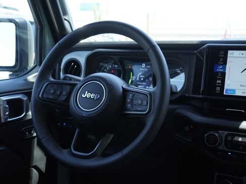 Used 2024 Jeep Wrangler Unlimited w/ Convenience Group AWD/4WD image 31