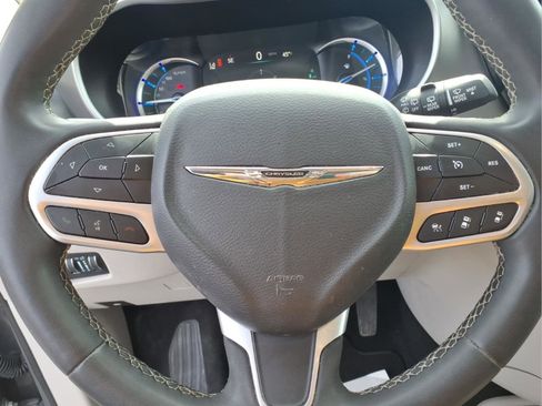 Used 2023 Chrysler Pacifica Touring-L FWD image 13