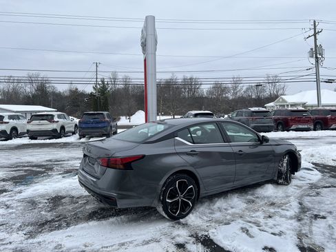 Used 2023 Nissan Altima 2.5 SR w/ SR Premium Package image 11