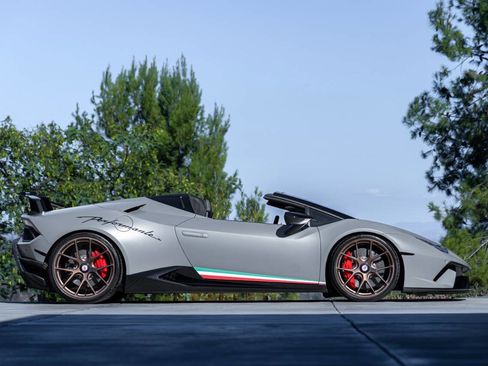 Used 2018 Lamborghini Huracan Performante image 25