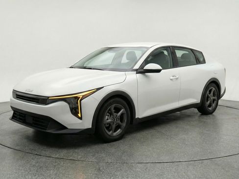Used 2025 Kia K4 FWD image 3