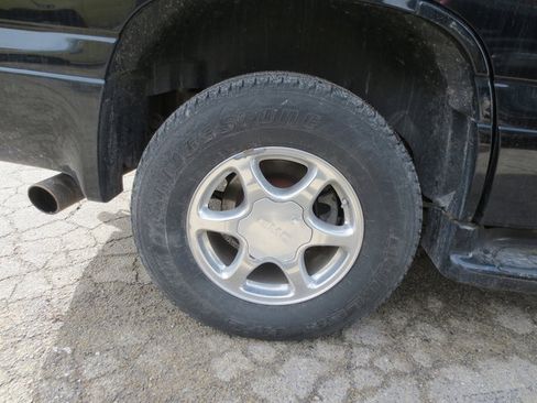 Used 2004 GMC Yukon Denali image 29