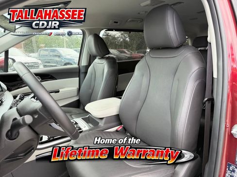 Used 2024 Kia Carnival EX FWD image 20