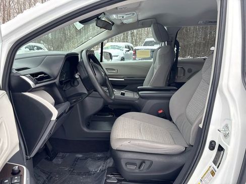 Used 2024 Toyota Sienna LE image 36