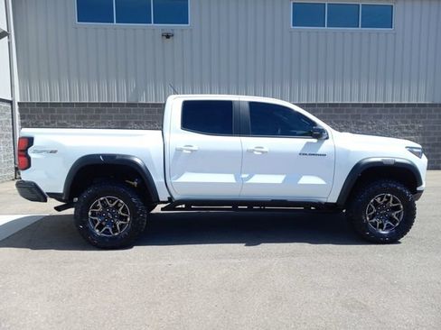 Used 2025 Chevrolet Colorado ZR2 w/ Technology Package AWD/4WD image 3