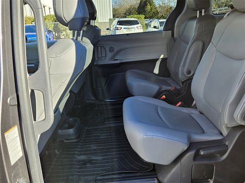 Used 2023 Toyota Sienna XLE image 5