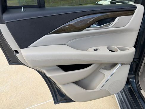 Used 2019 Cadillac Escalade Premium Luxury image 17