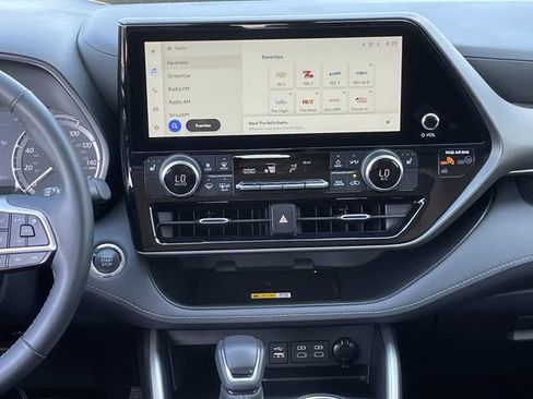 Used 2023 Toyota Highlander XLE FWD image 16