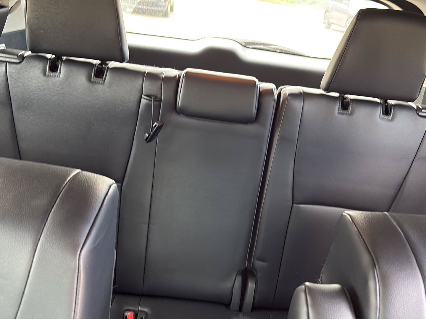 Used 2024 Toyota Highlander XLE FWD image 6