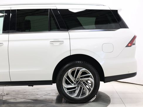 Used 2025 Lincoln Navigator Reserve AWD/4WD image 10