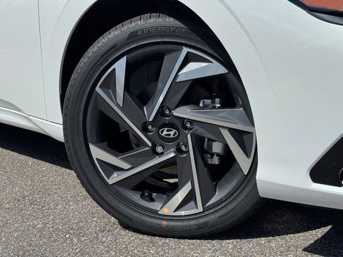 Used 2025 Hyundai Elantra Limited image 6
