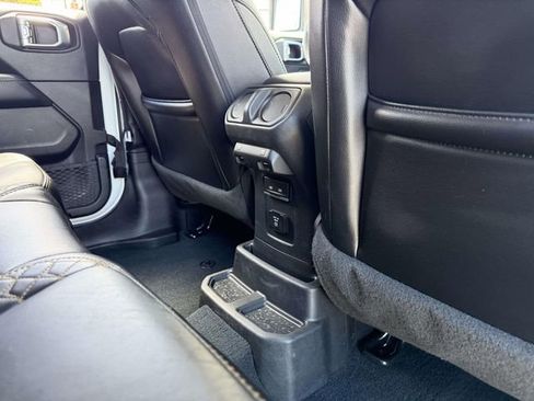 Used 2022 Jeep Wrangler Unlimited Sahara AWD/4WD image 17