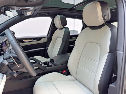 Used 2025 Porsche Cayenne AWD/4WD image 39