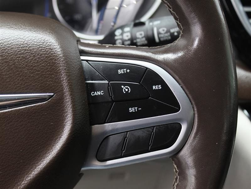 Used 2019 Chrysler Pacifica Touring Plus w/ Tire & Wheel Group FWD image 12