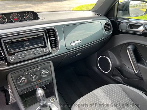 Used 2012 Volkswagen Beetle Launch Edition image 8